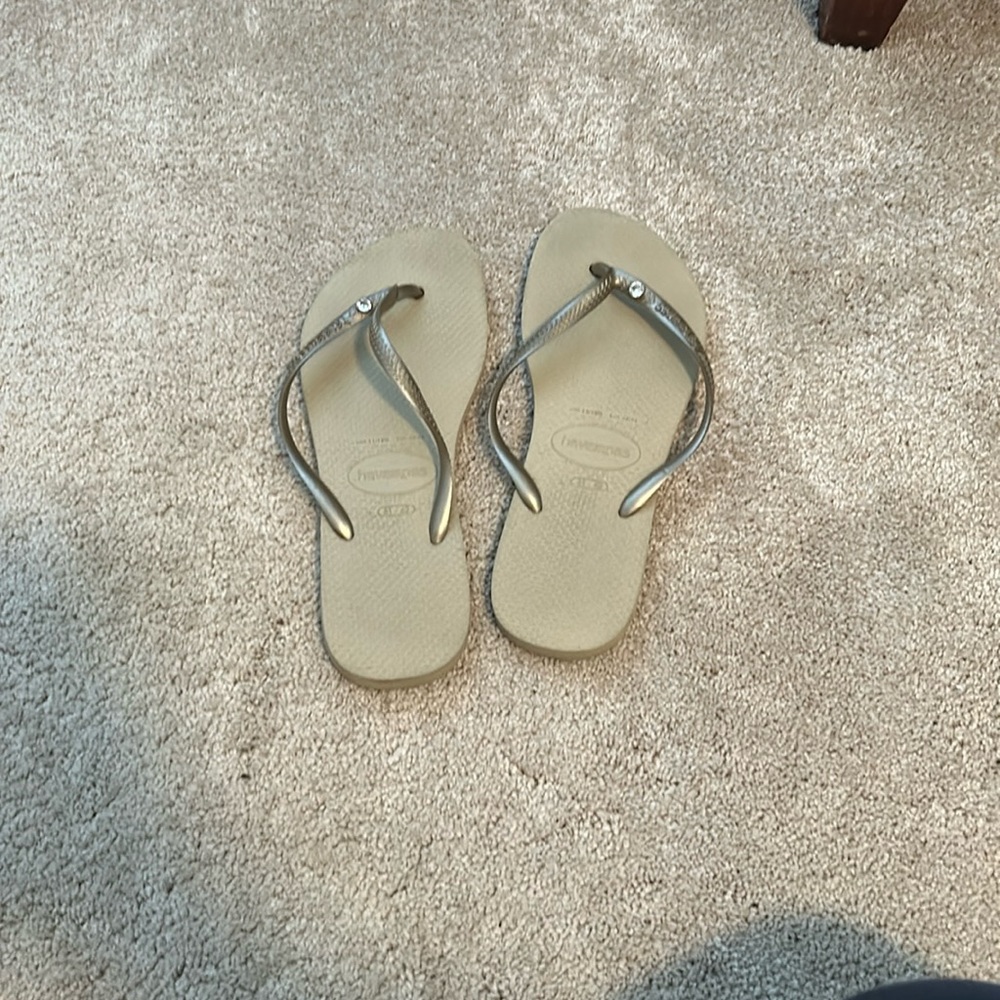 Women’s flip flops in tan